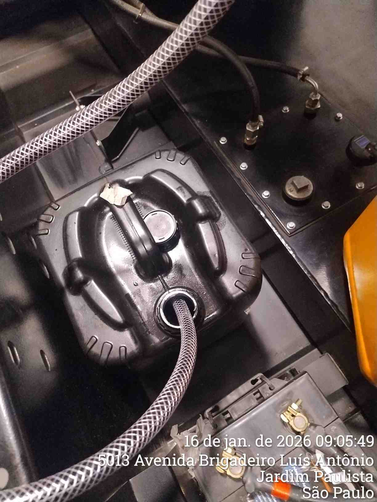 Drenagem do óleo lubrificante do motor.